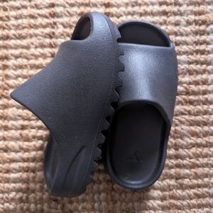 adidas KIDS YEEZY Slide Onyx Size 12